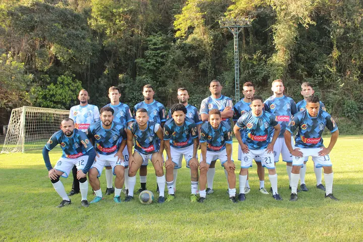 Time do Dynamo posado no campo de grama, de dia