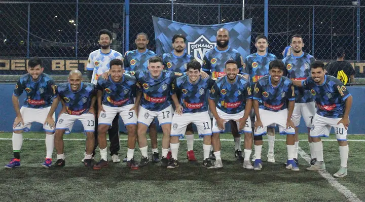 Time do Dynamo com a bandeira, em quadra à noite