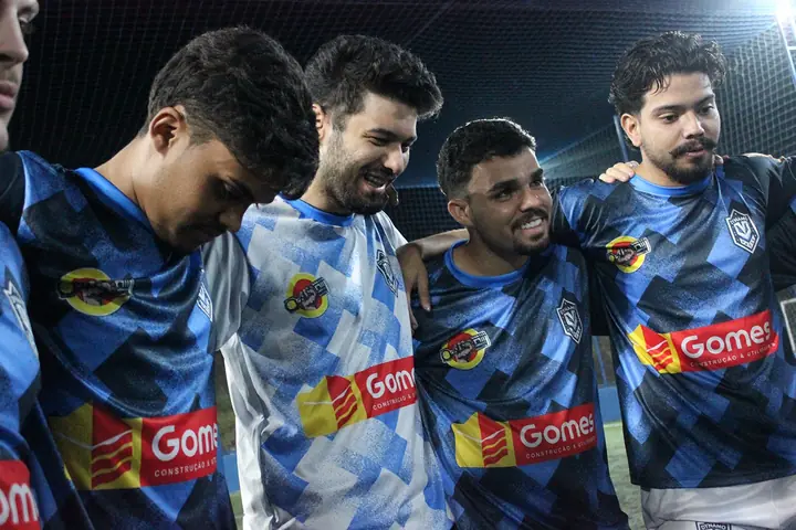 Jogadores do Dynamo abraçados, vestindo o manto