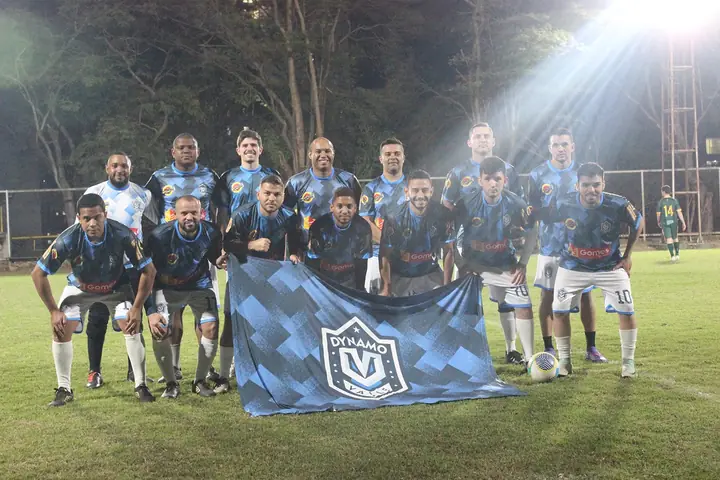 Time do Dynamo com a bandeira, sob os refletores