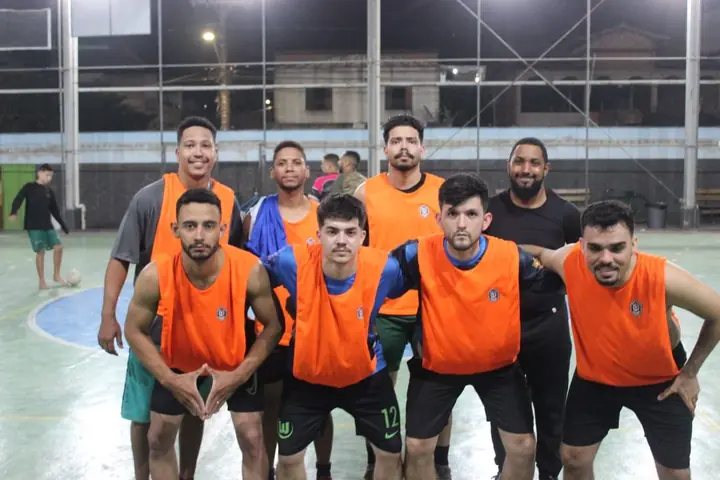 Pelada de quarta: jogadores de colete laranja na quadra