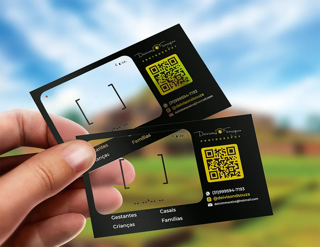 Cartão de visita escuro com QR Code segurado na mão