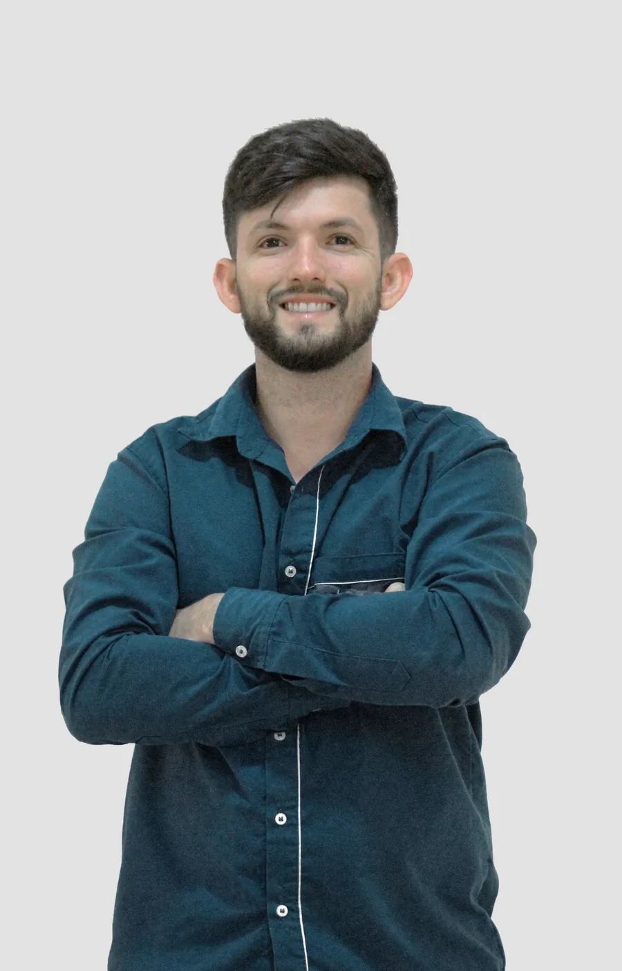 Retrato de Luan Valle, de camisa azul e braços cruzados